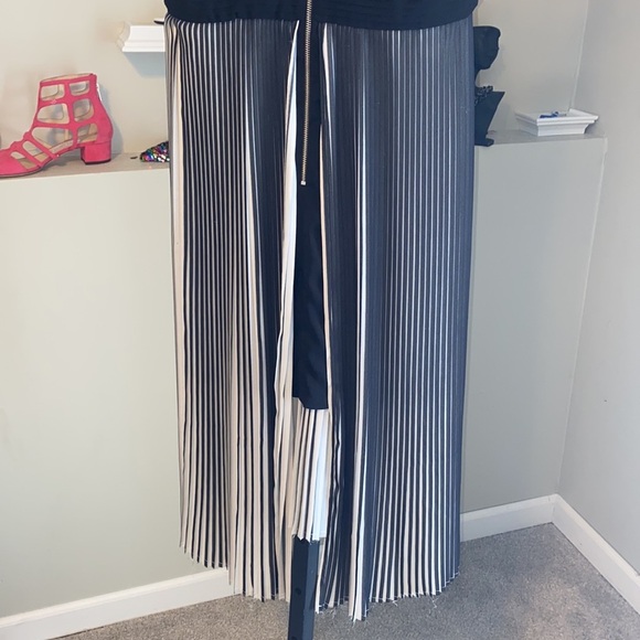 Nicholas Black Deep V Pleated Chiffon - Picture 8 of 9